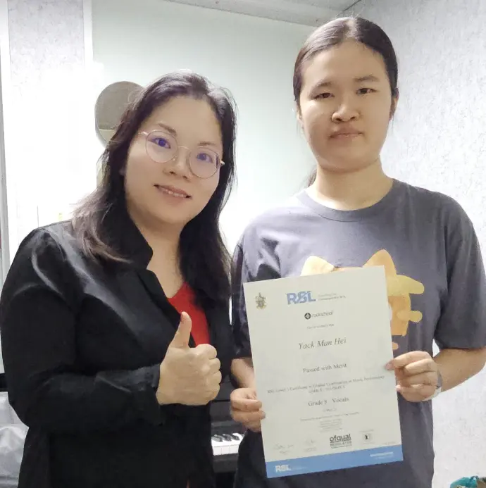 香港敢唱音樂學院成人學唱歌見證：學員在 1 年內成功考獲 Rockschool 聲樂 8 級 (Merit) 證書，展示 Miss Ho 專業 1對1 唱歌班教學成果。