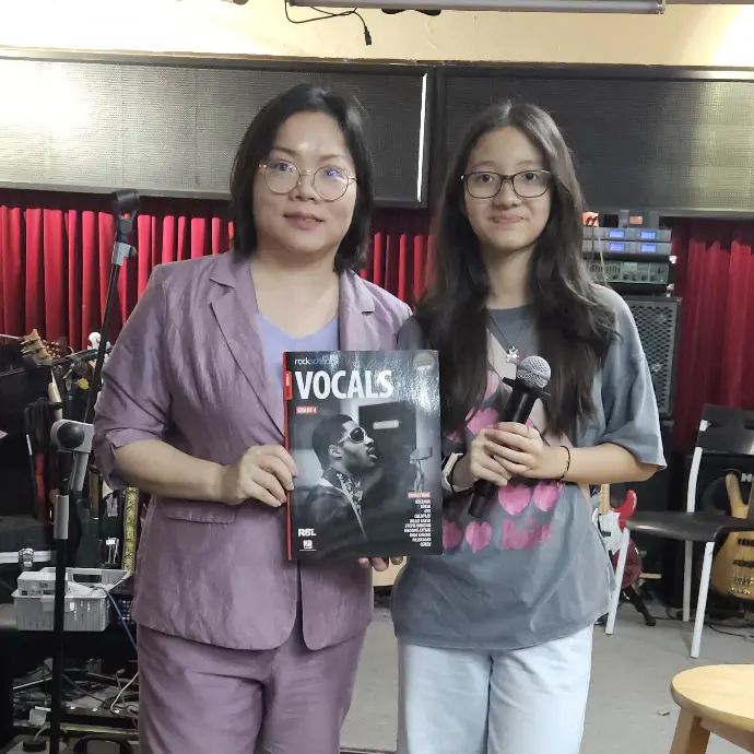 香港敢唱音樂學院兒童聲樂班成果：小學生僅需 4 個月速成考獲 Rockschool 聲樂 4 級 (Merit) 優異成績。Miss Ho 專業兒童唱歌導師指導，為學生升中 Portfolio 加分。