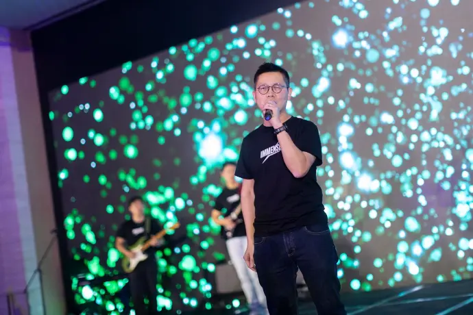 香港敢唱音樂學院成人學員成功案例：公司高層於 Annual Dinner 週年晚宴壓軸表演。經 Miss Ho 專業聲樂及舞台演繹指導，克服怯場，展現自信歌喉與領袖魅力。