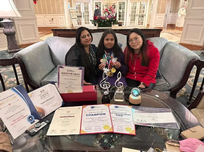 香港敢唱音樂學院外籍學生(Expat)成功案例：零基礎學員經 Miss Ho 雙語聲樂指導，於 1 年內橫掃 10 個唱歌比賽獎項。展示針對非華語學生的專業歌唱比賽訓練成果。